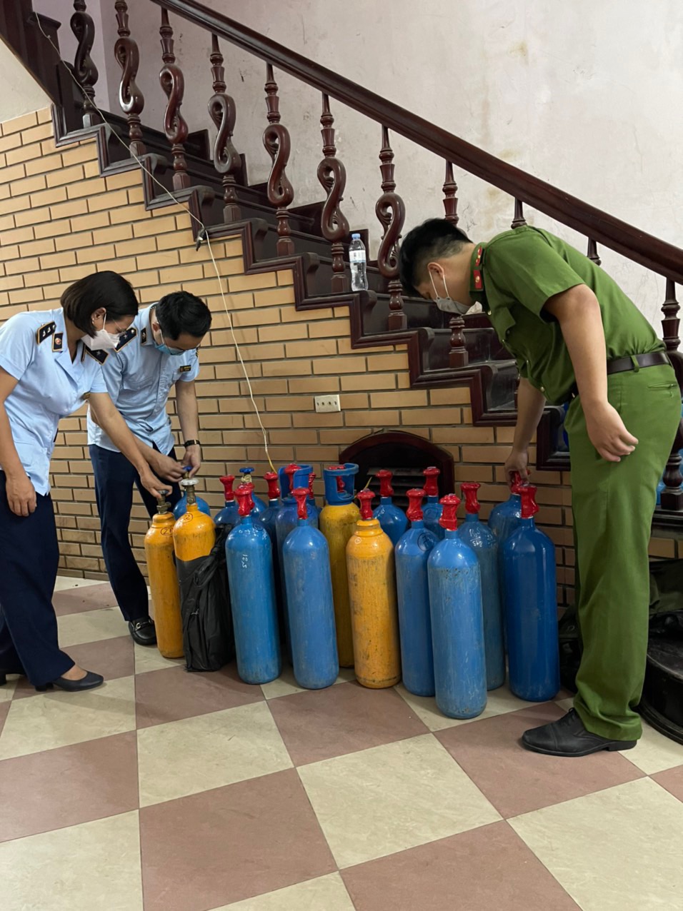Thu giữ lượng lớn bình “khí cười” trên địa bàn quận Tây Hồ - ảnh 1