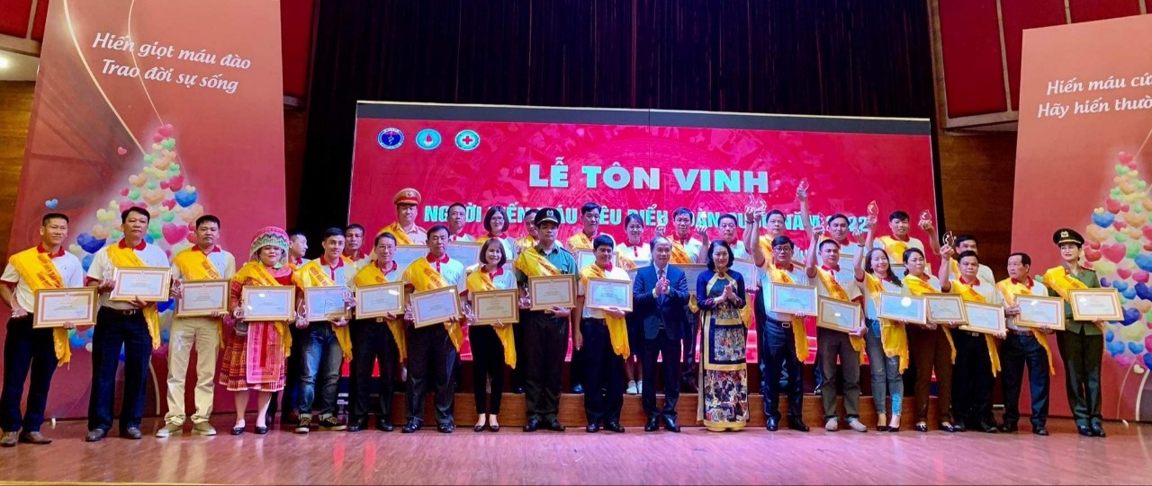 Tôn vinh 100 người hiến máu tiêu biểu toàn quốc năm 2022 - ảnh 3