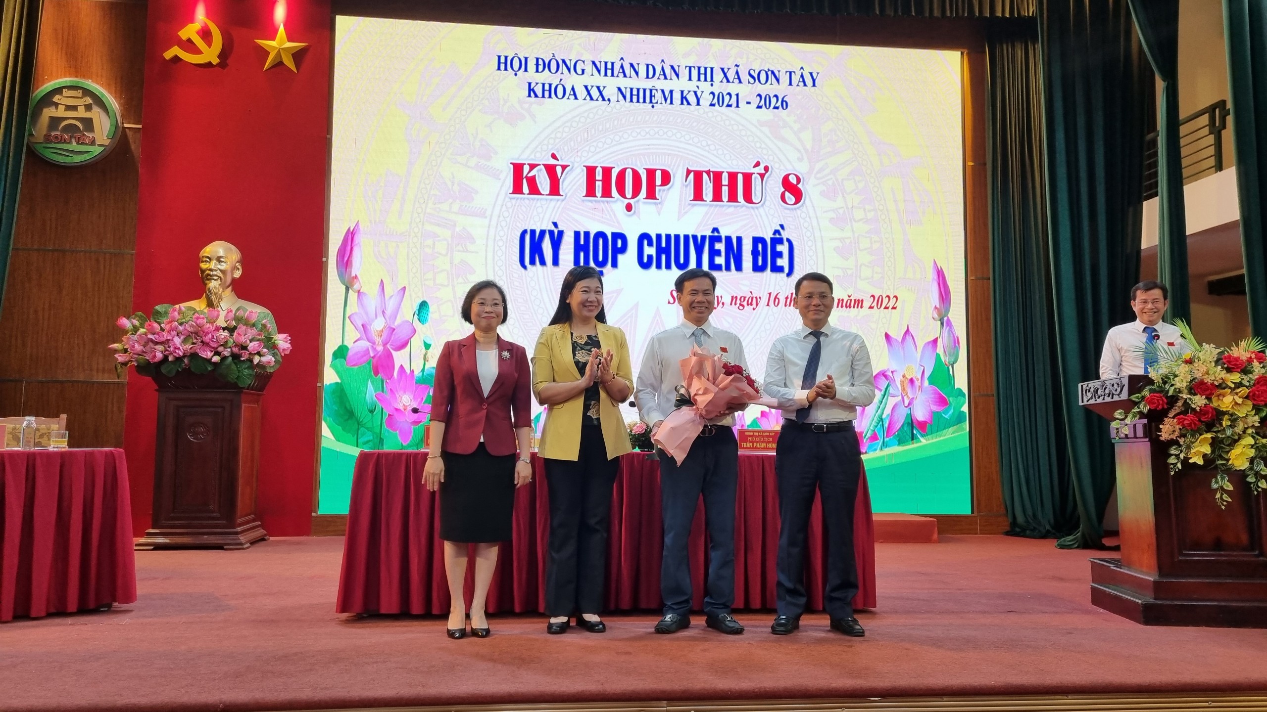Phó Bí thư Thị ủy Sơn Tây được bầu làm Chủ tịch UBND thị xã Sơn Tây - ảnh 1