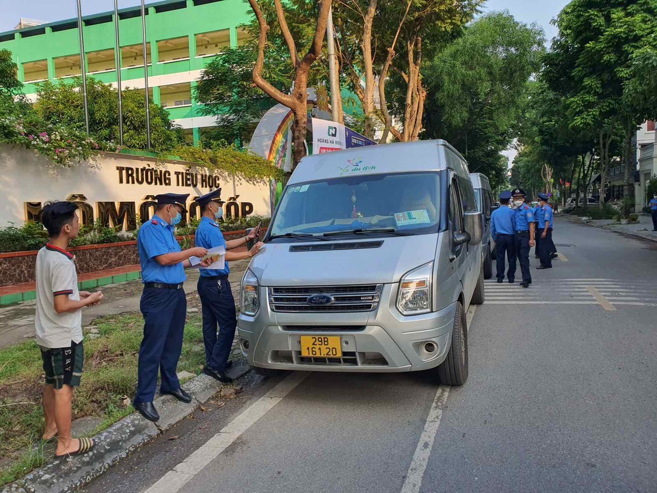 Xử lý nhiều xe ô tô đưa đón học sinh vi phạm “Không có hợp đồng vận chuyển theo quy định” - ảnh 1