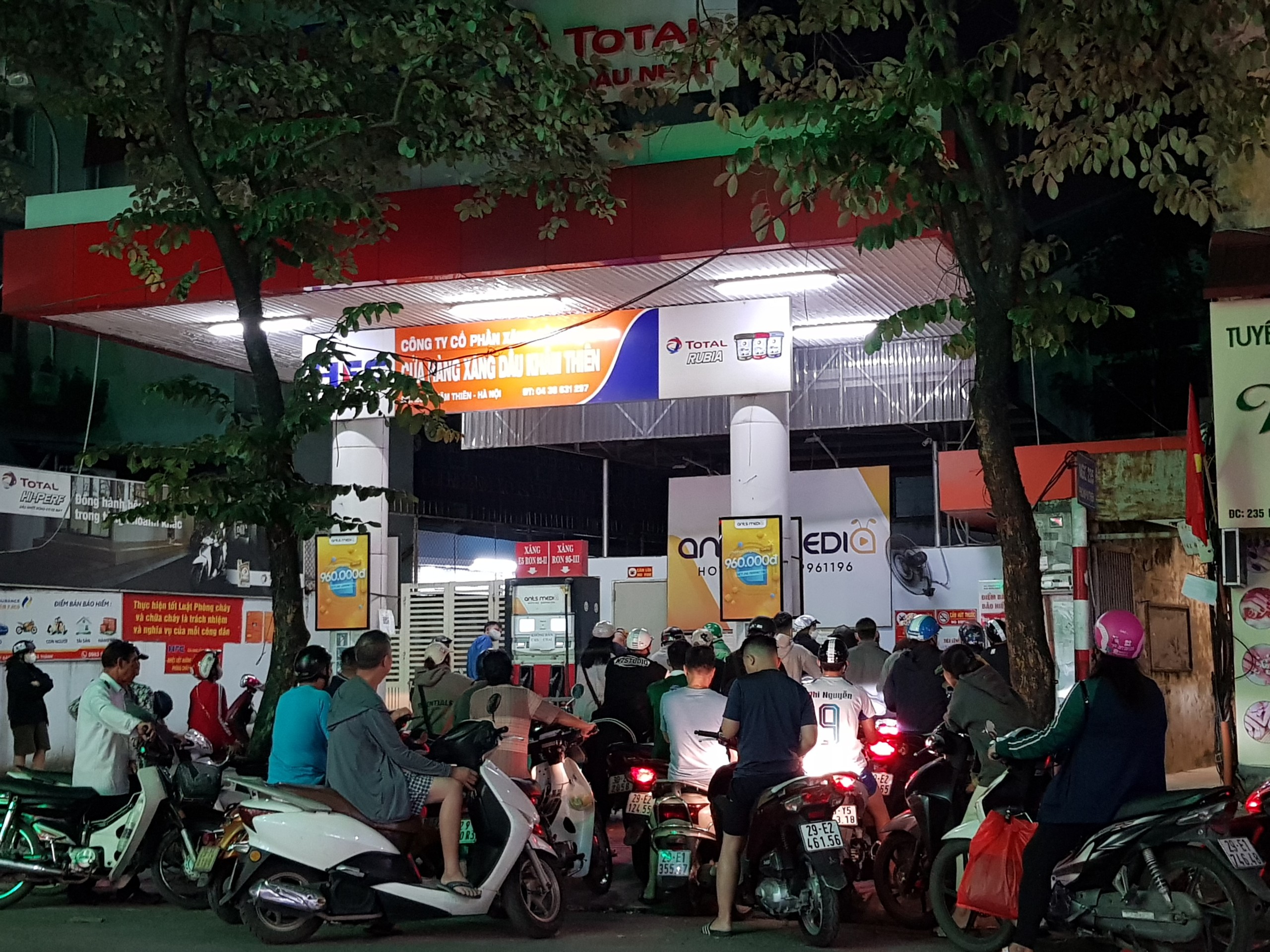 Tối 11/10, nhiều cửa hàng xăng dầu đông kín người mua xếp hàng chờ - ảnh 1