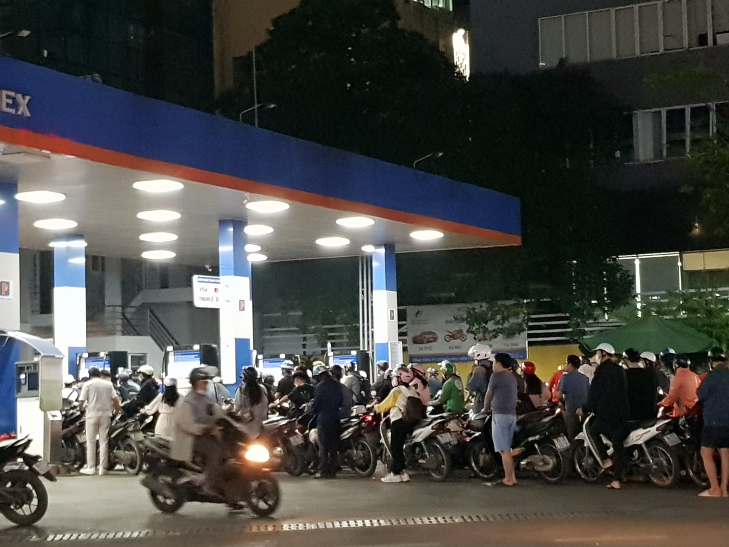 Tối 11/10, nhiều cửa hàng xăng dầu đông kín người mua xếp hàng chờ - ảnh 2