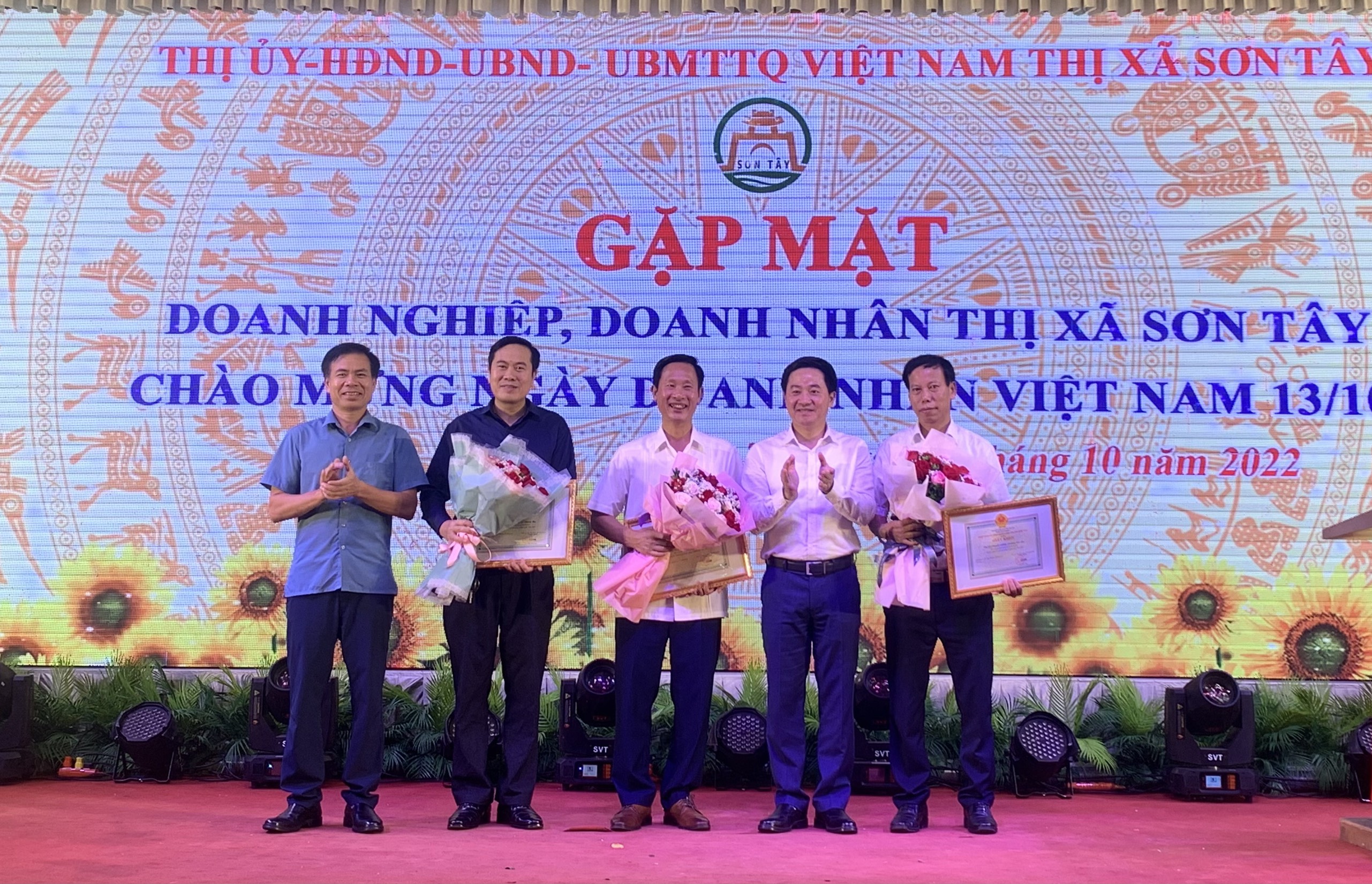 Sơn Tây gặp mặt, vinh danh doanh nghiệp, doanh nhân chào mừng Ngày Doanh nhân Việt Nam 13/10 - ảnh 2