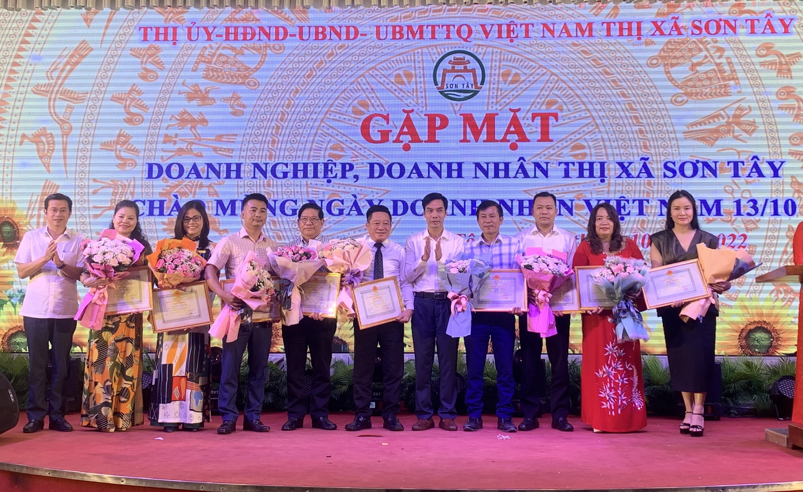 Sơn Tây gặp mặt, vinh danh doanh nghiệp, doanh nhân chào mừng Ngày Doanh nhân Việt Nam 13/10 - ảnh 3