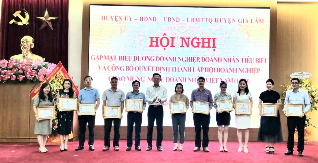 Huyện Gia Lâm: Biểu dương doanh nghiệp, doanh nhân tiêu biểu và công bố thành lập Hội Doanh nghiệp - ảnh 3