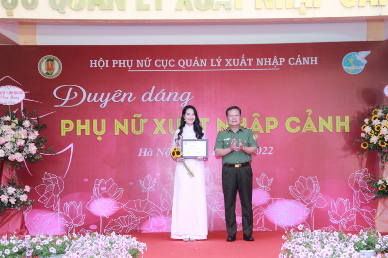 Hội Phụ nữ Cục quản lý xuất nhập cảnh duyên dáng trong tà áo dài - ảnh 3