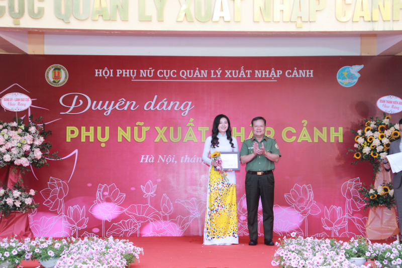 Hội Phụ nữ Cục quản lý xuất nhập cảnh duyên dáng trong tà áo dài - ảnh 2