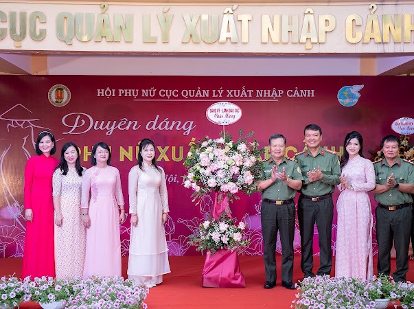Hội Phụ nữ Cục quản lý xuất nhập cảnh duyên dáng trong tà áo dài - ảnh 1