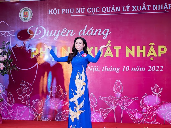 Hội Phụ nữ Cục quản lý xuất nhập cảnh duyên dáng trong tà áo dài - ảnh 4