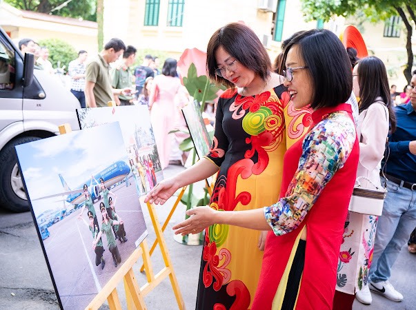 Hội Phụ nữ Cục quản lý xuất nhập cảnh duyên dáng trong tà áo dài - ảnh 5