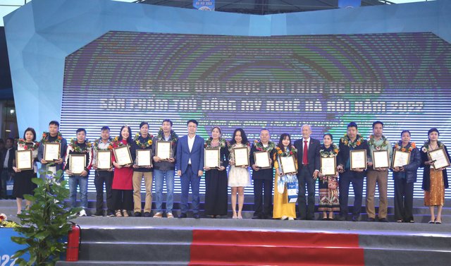 90 tác phẩm-sản phẩm được trao giải Cuộc thi thiết kế mẫu sản phẩm thủ công mỹ nghệ Hà Nội năm 2022 - ảnh 2