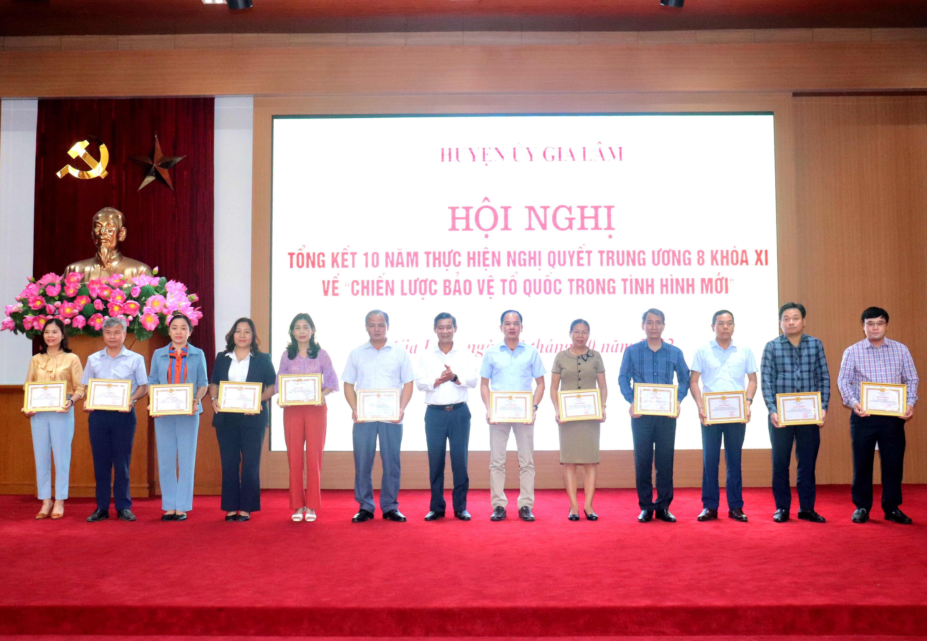 Gia Lâm: Khen thưởng 24 tập thể có thành tích về thực hiện Chiến lược bảo vệ Tổ quốc - ảnh 2
