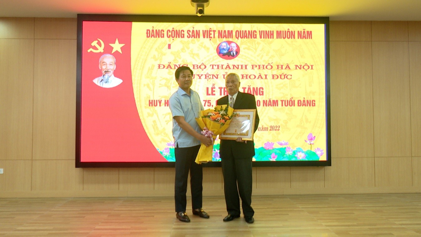 Hoài Đức: Trao tặng Huy hiệu Đảng cho 45 đảng viên từ 40 năm tuổi đảng trở lên - ảnh 2