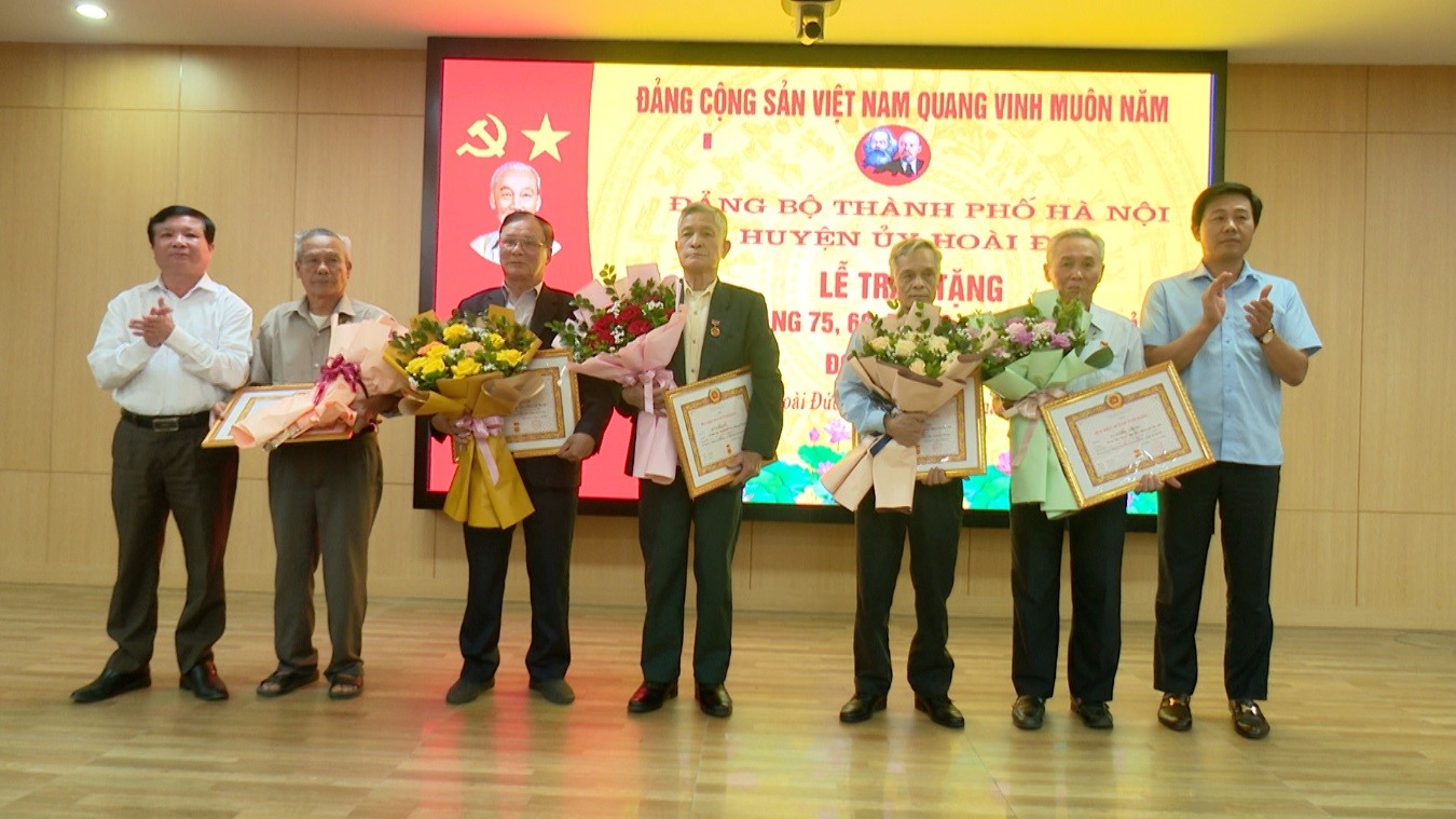 Hoài Đức: Trao tặng Huy hiệu Đảng cho 45 đảng viên từ 40 năm tuổi đảng trở lên - ảnh 4