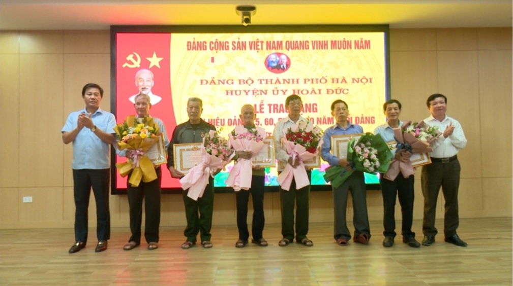 Hoài Đức: Trao tặng Huy hiệu Đảng cho 45 đảng viên từ 40 năm tuổi đảng trở lên - ảnh 3