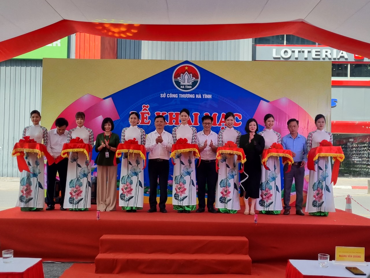 Tuần lễ nông sản, sản phẩm OCOP, sản phẩm công nghiệp tiêu biểu, làng nghề Hà Tĩnh tại Hà Nội - ảnh 1