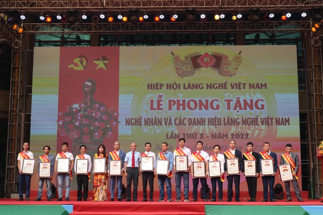 Vinh danh 203 nghệ nhân làng nghề tiêu biểu lần thứ X năm 2022 - ảnh 2
