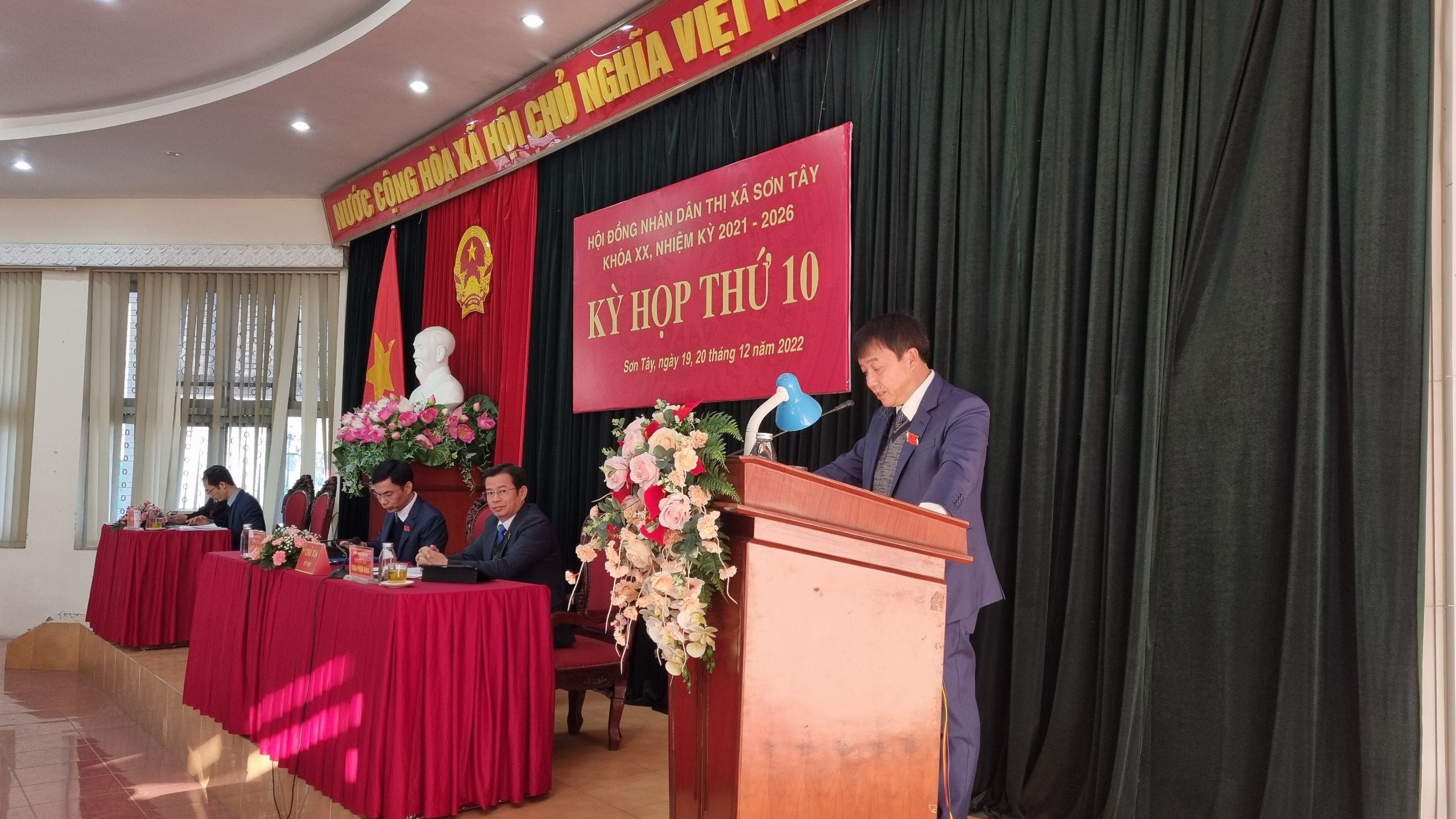 Khai mạc kỳ họp thứ 10, HĐND thị xã Sơn Tây khóa XX, nhiệm kỳ 2021-2026 - ảnh 1