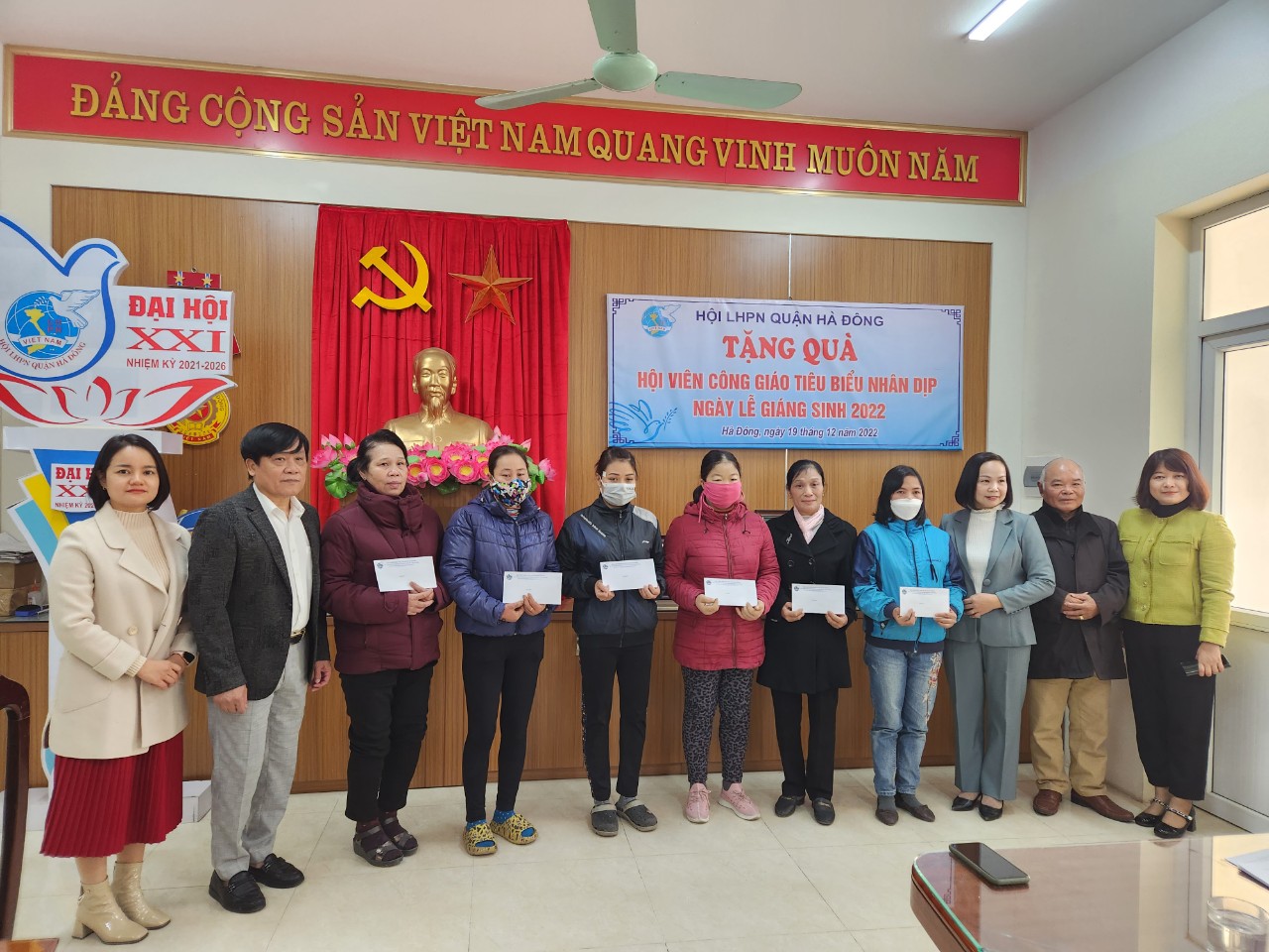 Hội LHPN quận Hà Đông tặng quà cho hội viên công giáo tiêu biểu - ảnh 1