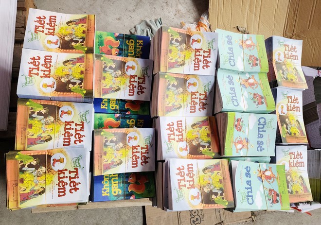 Sản xuất hơn 100 tấn sách giả, 3 đối tượng bị khởi tố, tạm giam - ảnh 2