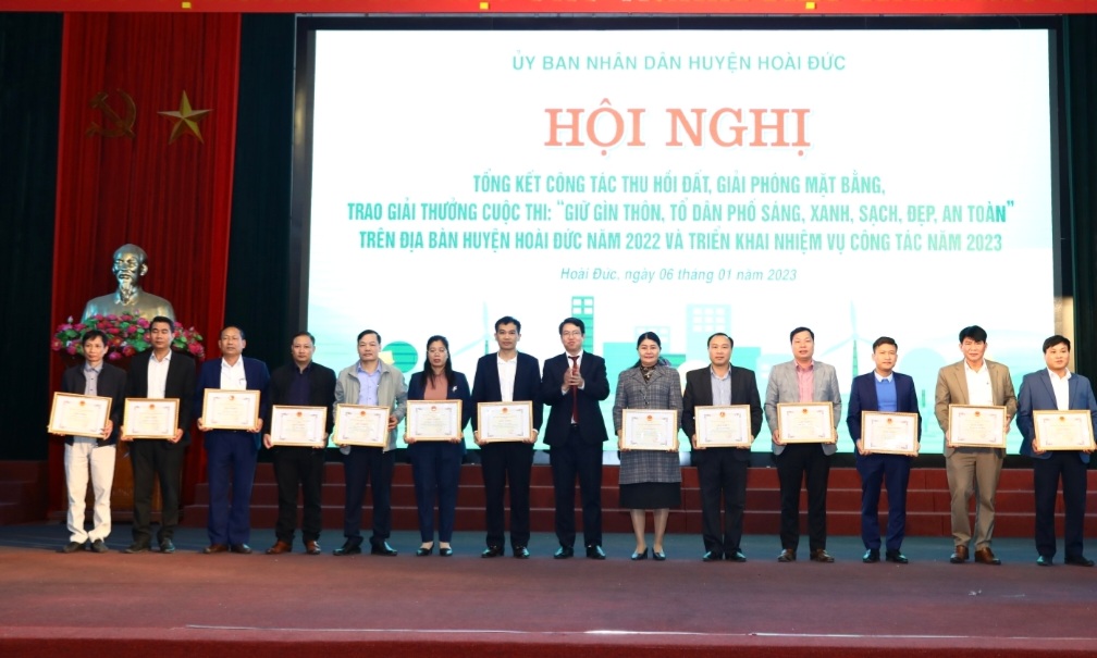 Hoài Đức khen thưởng tập thể, cá nhân về công tác giải phóng mặt bằng - ảnh 2