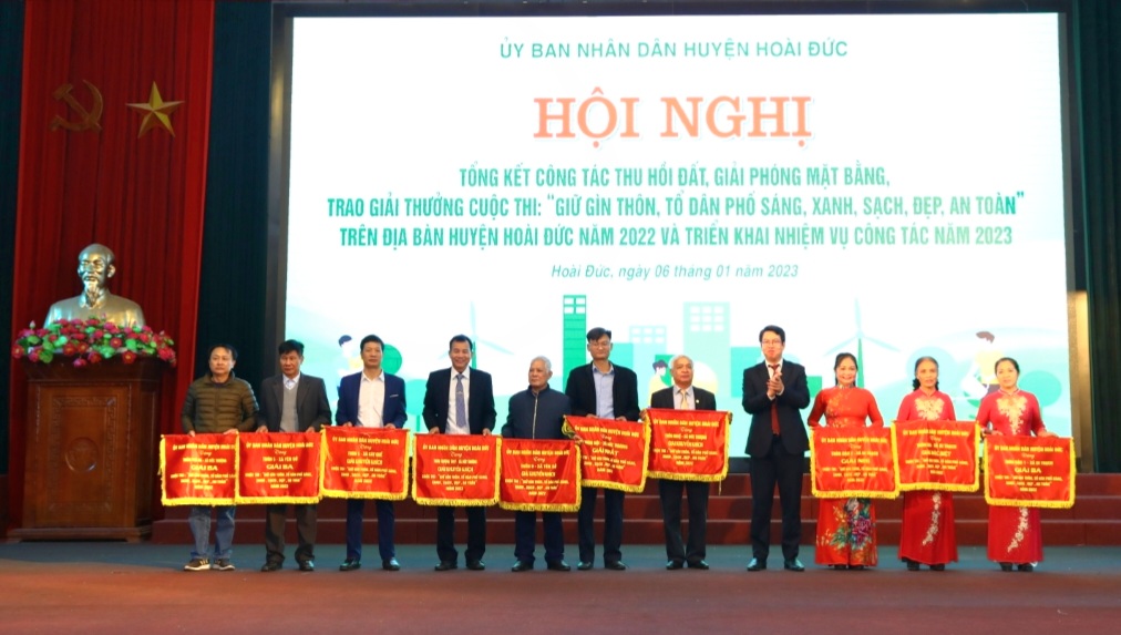 Hoài Đức khen thưởng tập thể, cá nhân về công tác giải phóng mặt bằng - ảnh 3