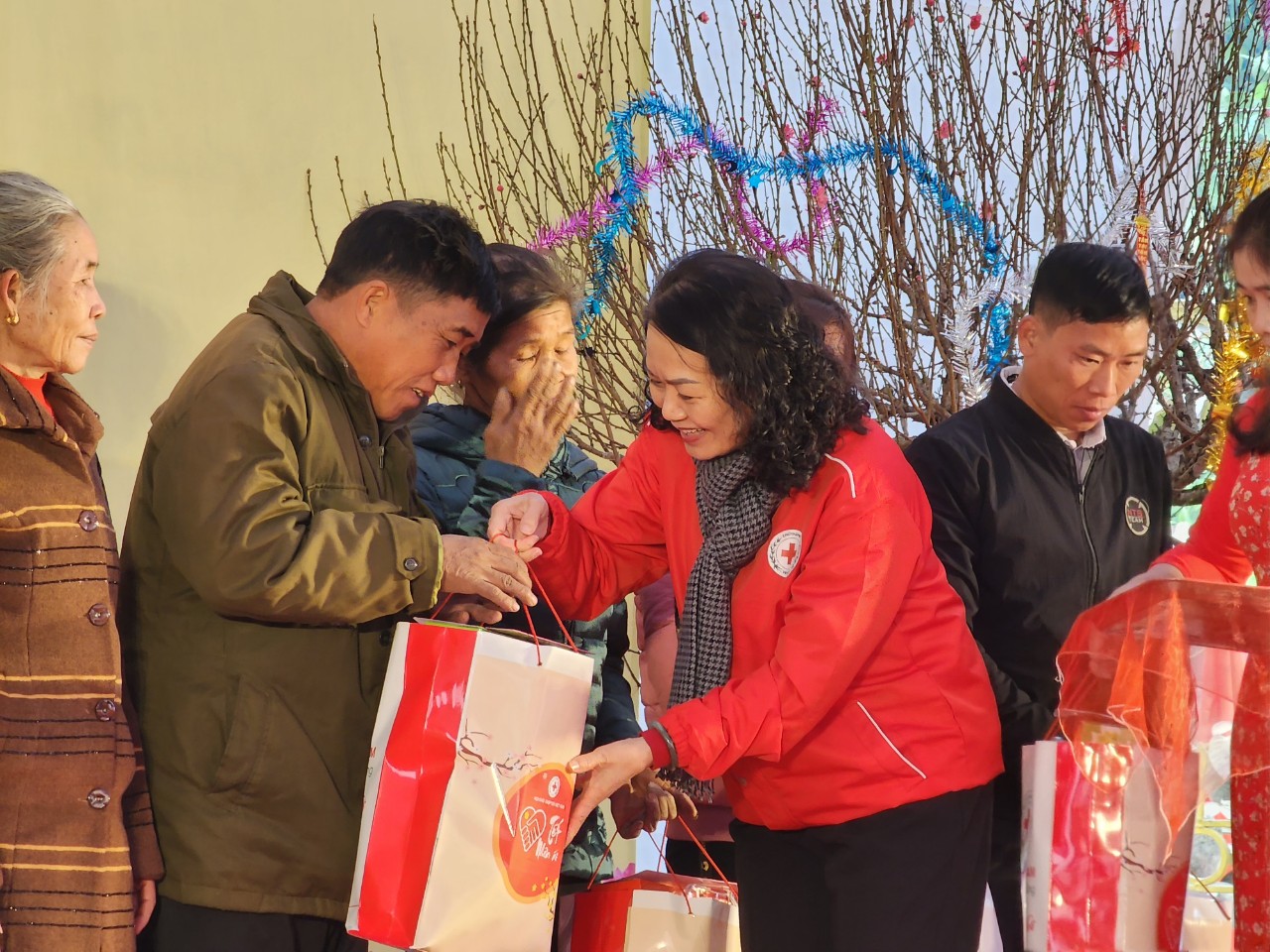 Phấn đấu chăm lo hỗ trợ 1 triệu người nghèo, người khó khăn trị giá 600 tỷ đồng dịp Tết 2023 - ảnh 3