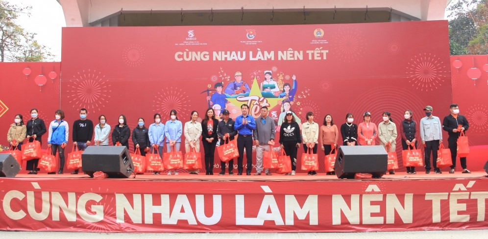 500 suất quà được trao tặng công nhân và đoàn viên khó khăn - ảnh 1