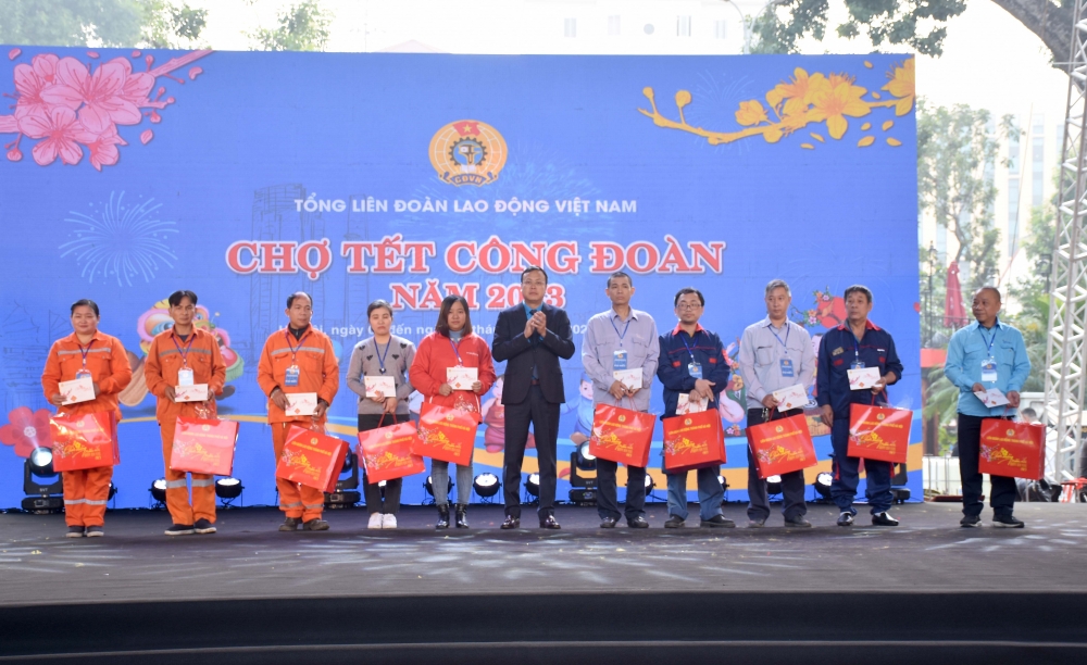 “Chợ Tết Công đoàn” năm 2023: Mang Tết đủ đầy đến cho người lao động Thủ đô - ảnh 4