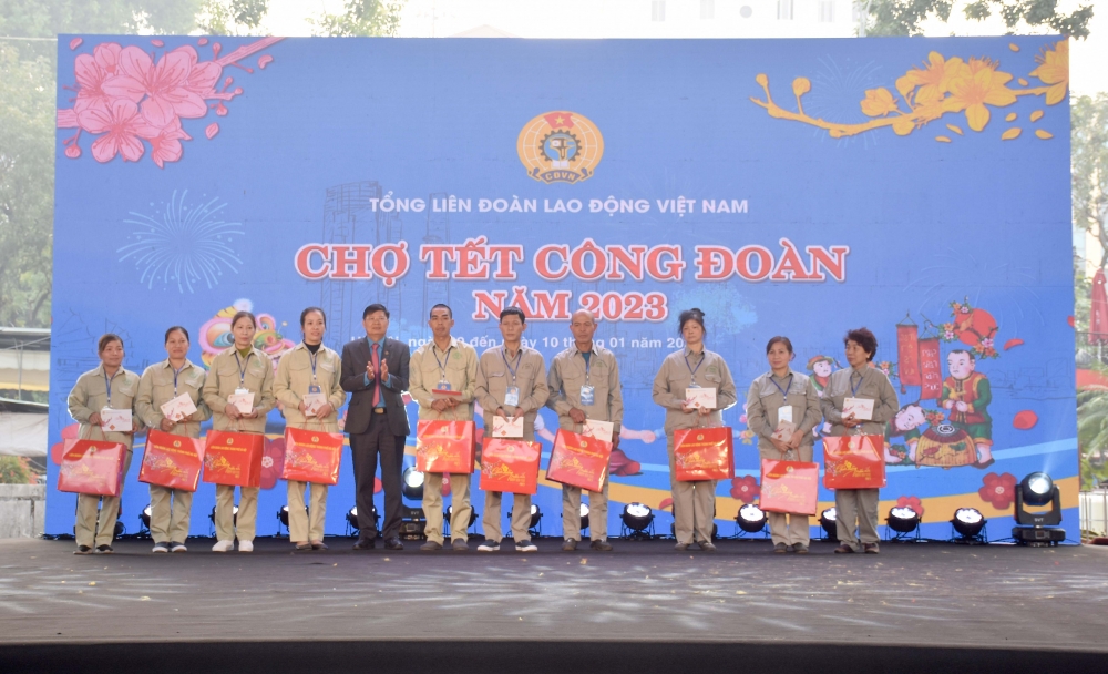 “Chợ Tết Công đoàn” năm 2023: Mang Tết đủ đầy đến cho người lao động Thủ đô - ảnh 2