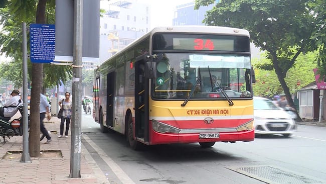 Đề xuất bổ sung thêm xe buýt, taxi phục vụ khách bay đêm dịp Tết 2023 - ảnh 1