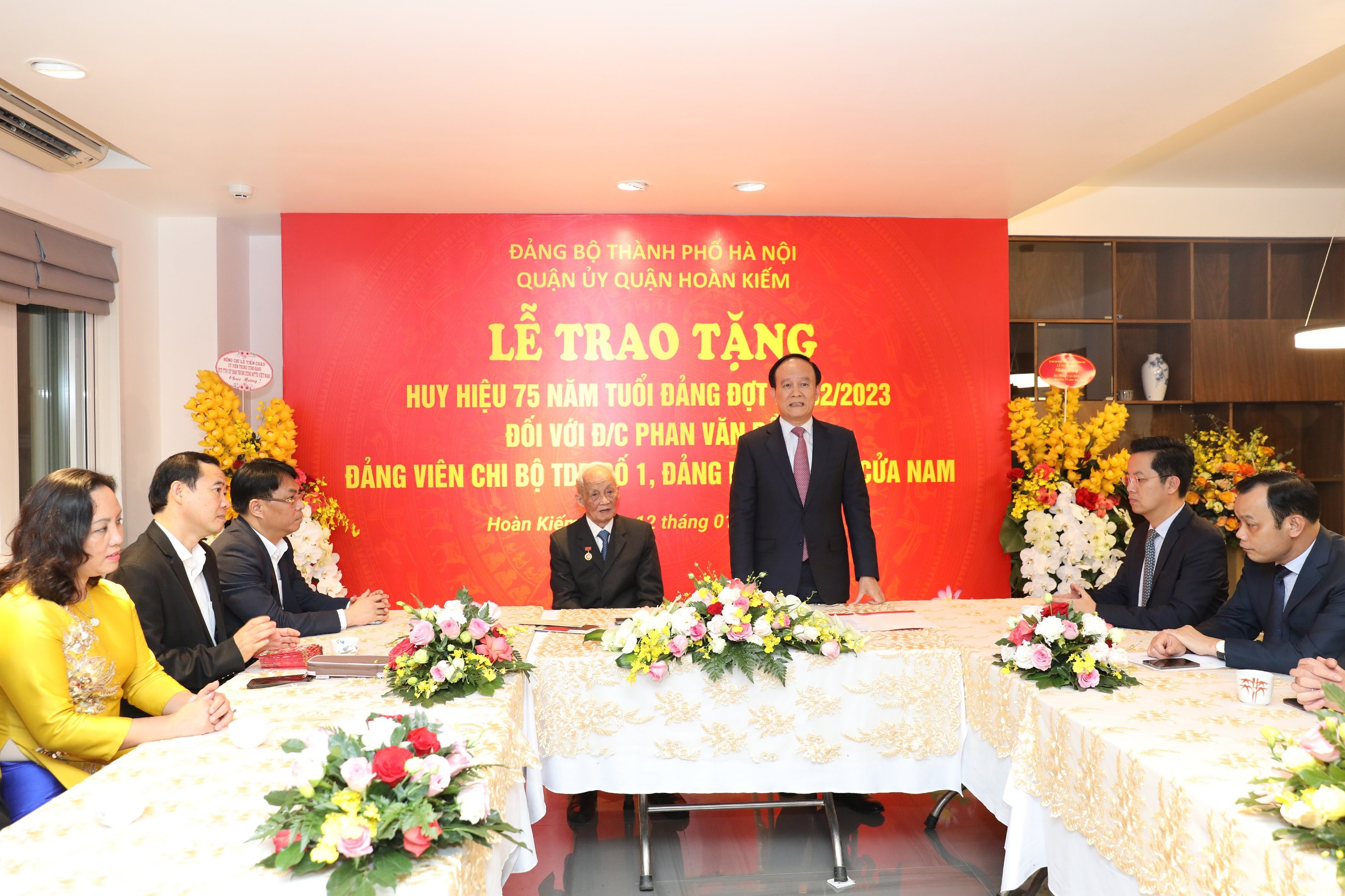 Trao Huy hiệu 75 năm tuổi Đảng cho đảng viên Phan Văn Dần - ảnh 1
