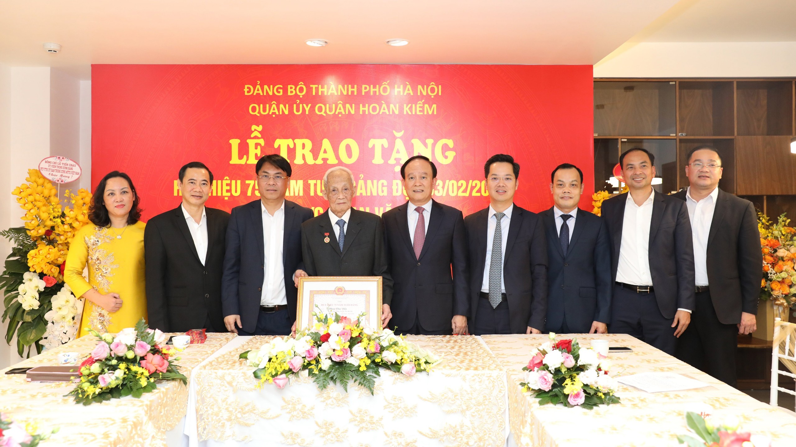 Trao Huy hiệu 75 năm tuổi Đảng cho đảng viên Phan Văn Dần - ảnh 4