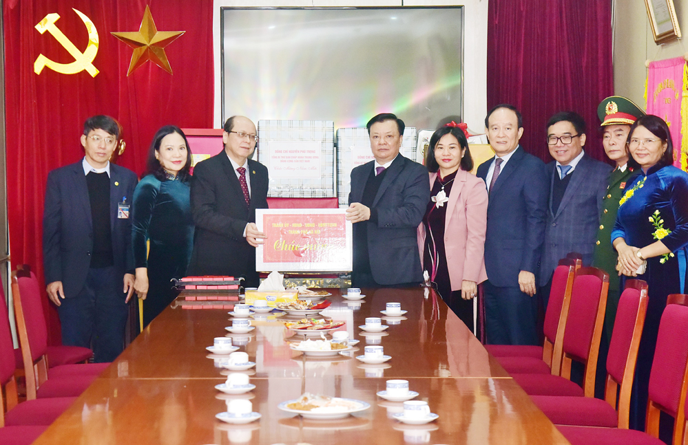 Đoàn đại biểu thành phố Hà Nội dâng hương tưởng nhớ các vị liệt tổ, liệt tông và Chủ tịch Hồ Chí Minh - ảnh 7