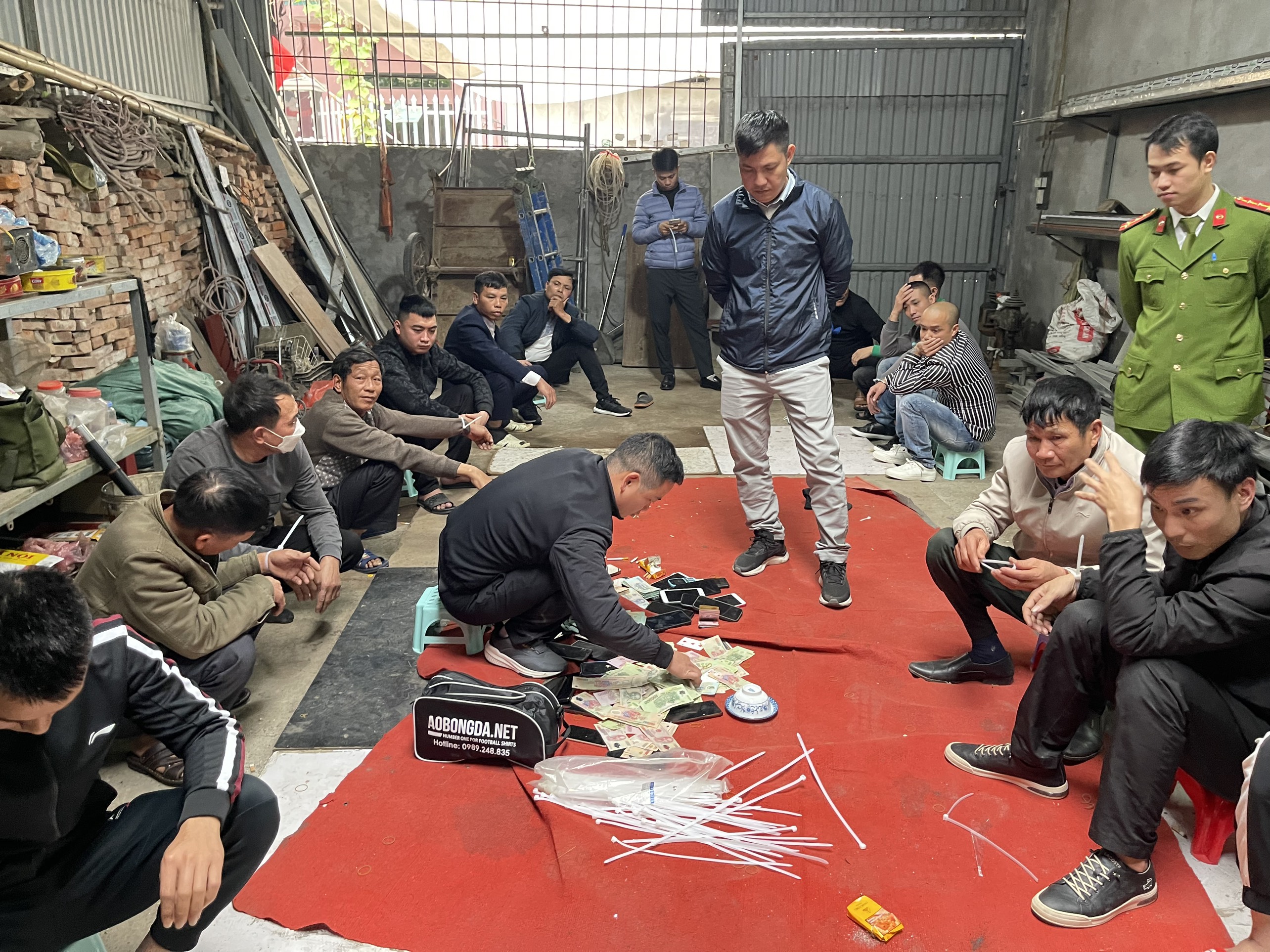 Triệt phá ổ đánh bạc, tạm giữ 18 đối tượng - ảnh 1