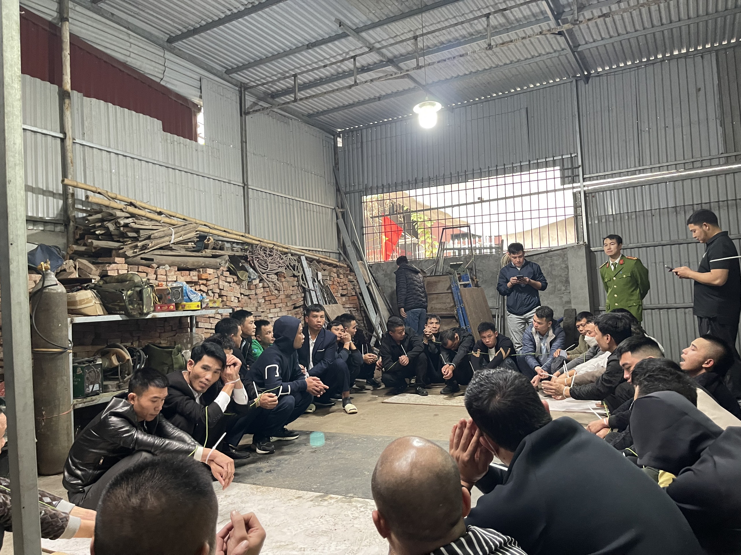 Triệt phá ổ đánh bạc, tạm giữ 18 đối tượng - ảnh 2