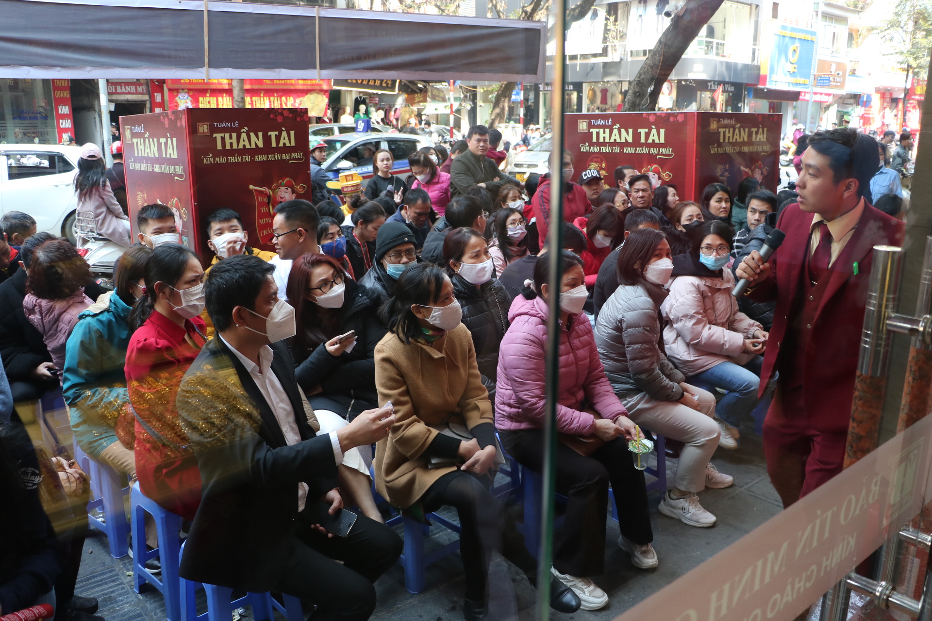 Ngày vía thần tài: Cửa hàng vàng rực rỡ, đông đúc người mua cầu may - ảnh 1