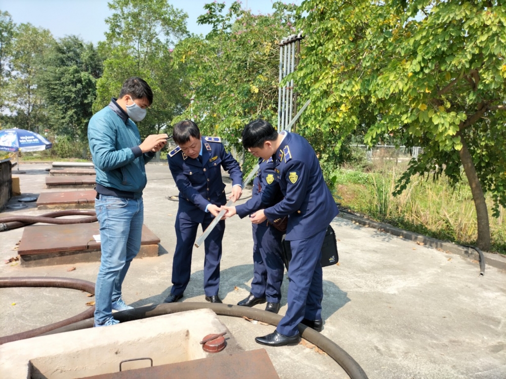 Xử phạt nhiều cửa hàng kinh doanh xăng dầu tự ý ngừng bán hàng - ảnh 1