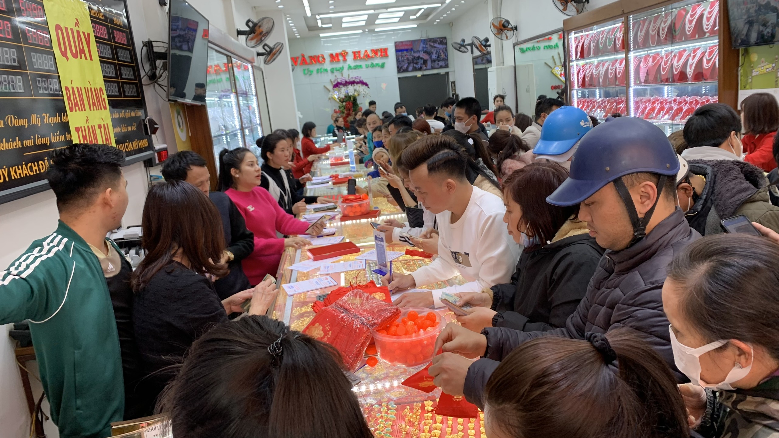 Ngày vía thần tài: Cửa hàng vàng rực rỡ, đông đúc người mua cầu may - ảnh 8