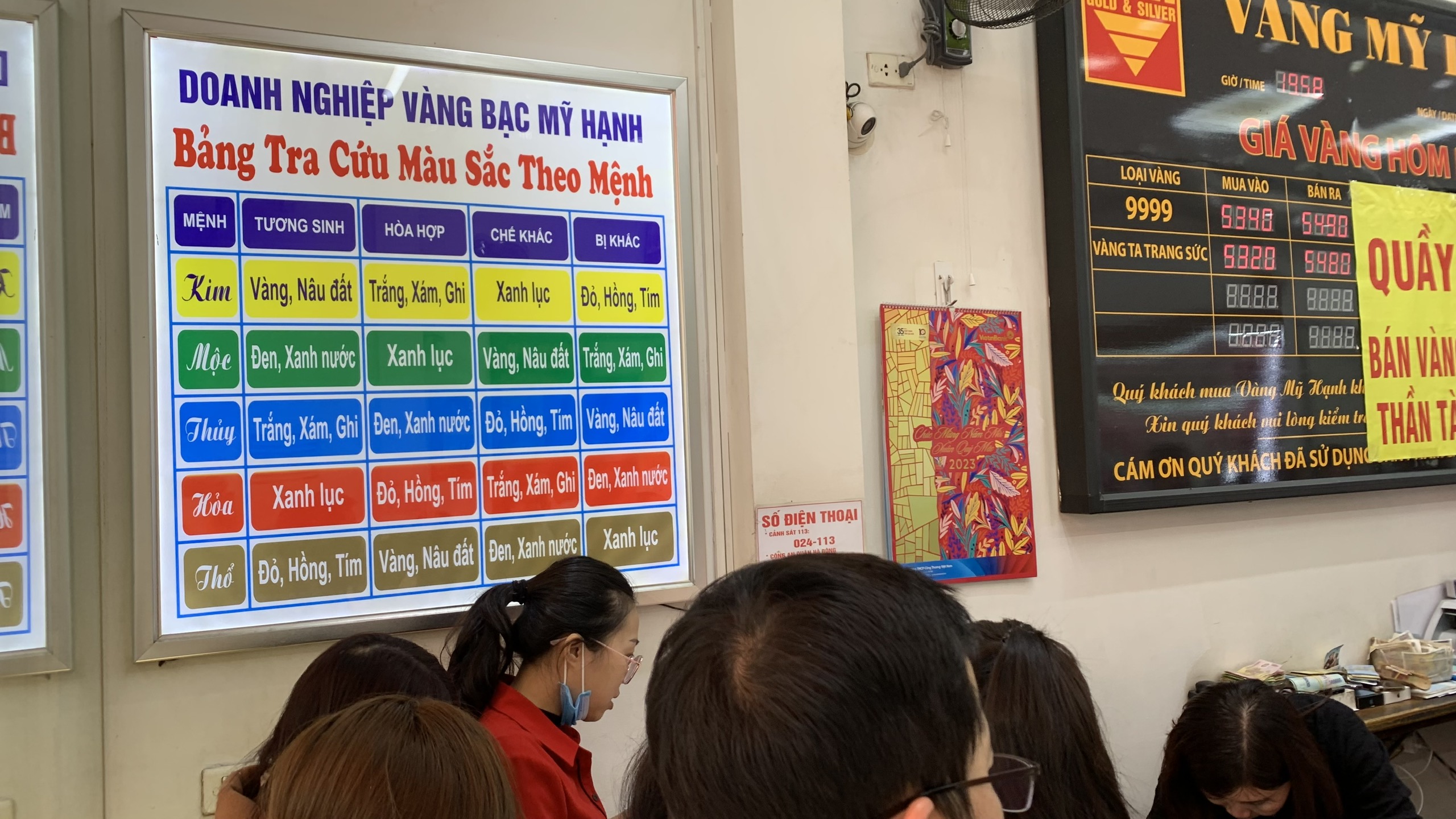 Ngày vía thần tài: Cửa hàng vàng rực rỡ, đông đúc người mua cầu may - ảnh 12