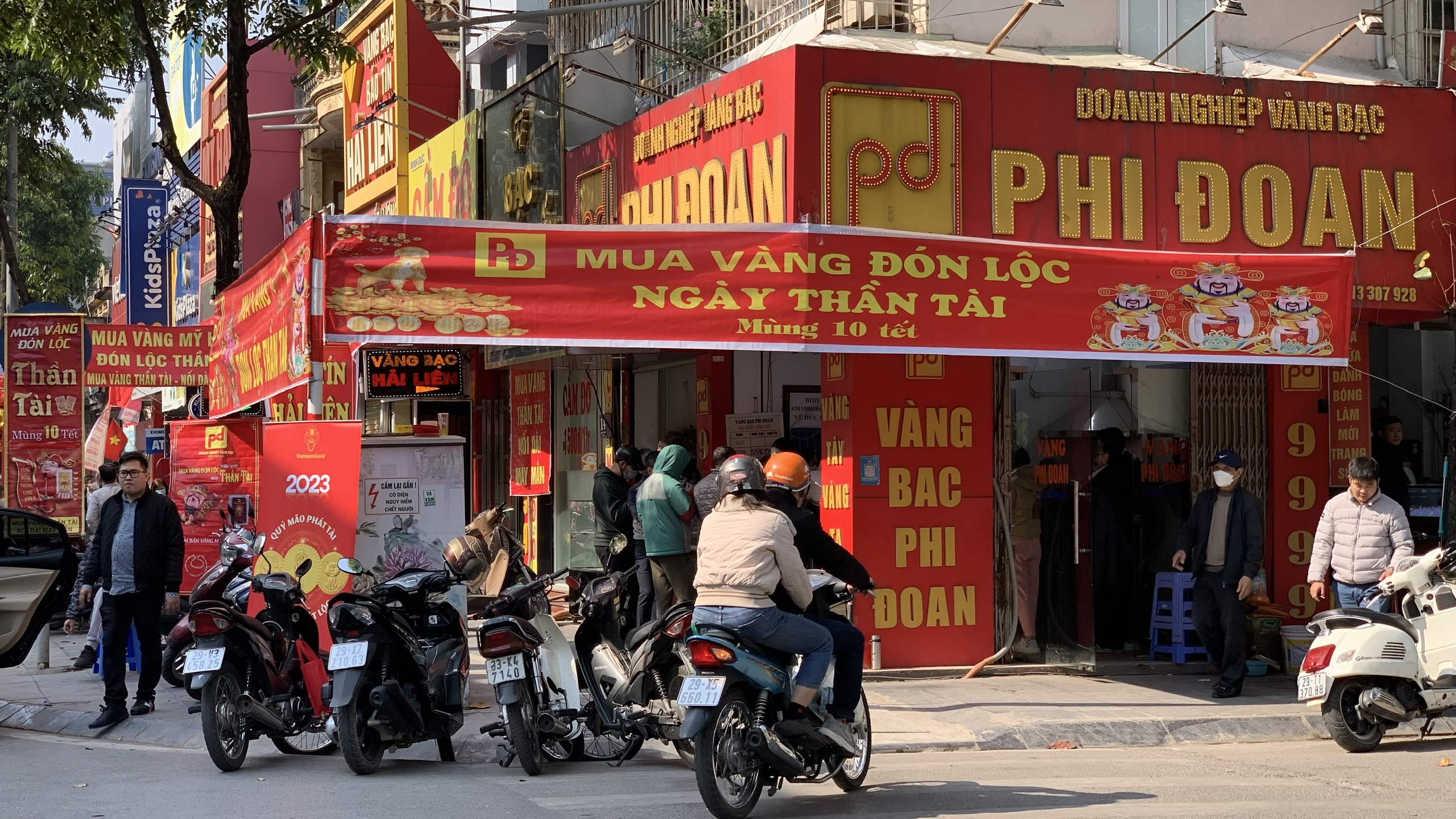 Ngày vía thần tài: Cửa hàng vàng rực rỡ, đông đúc người mua cầu may - ảnh 7