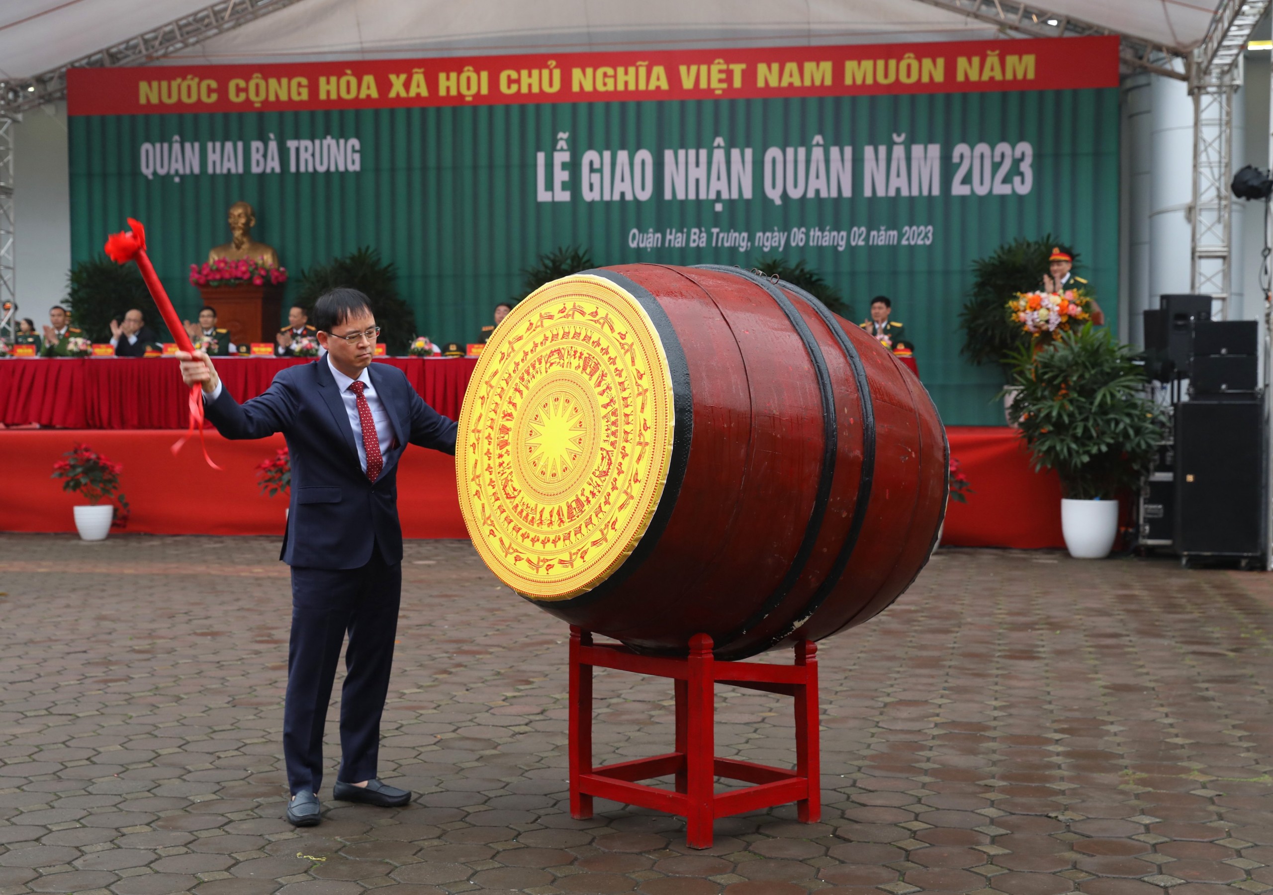 Chủ tịch HĐND thành phố Nguyễn Ngọc Tuấn tiễn chân các tân binh quận Hai Bà Trưng lên đường nhập ngũ - ảnh 2