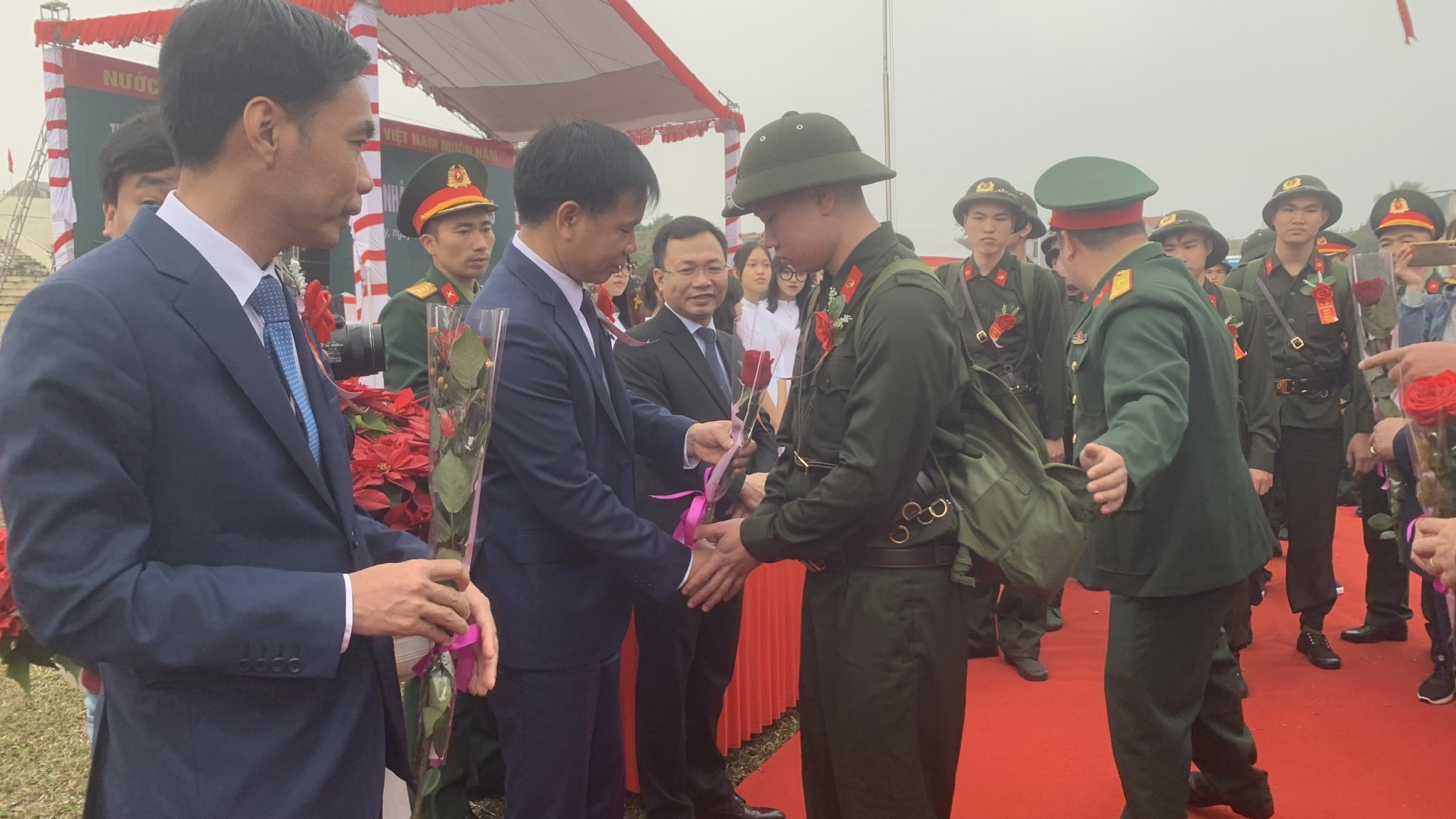 108 tân binh thị xã Sơn Tây lên đường nhập ngũ - ảnh 6