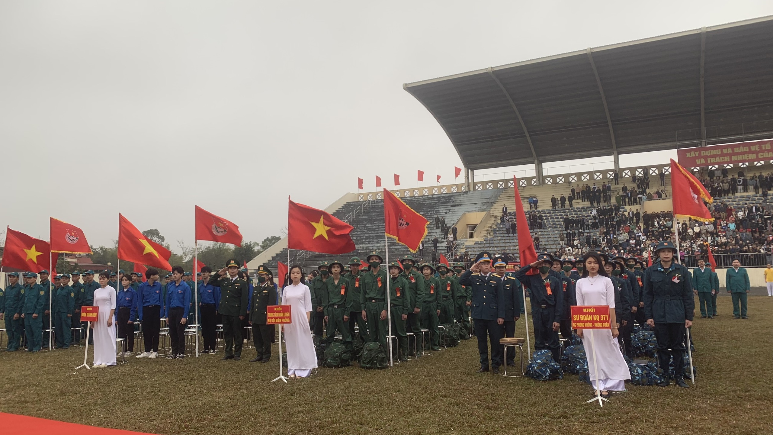 108 tân binh thị xã Sơn Tây lên đường nhập ngũ - ảnh 3