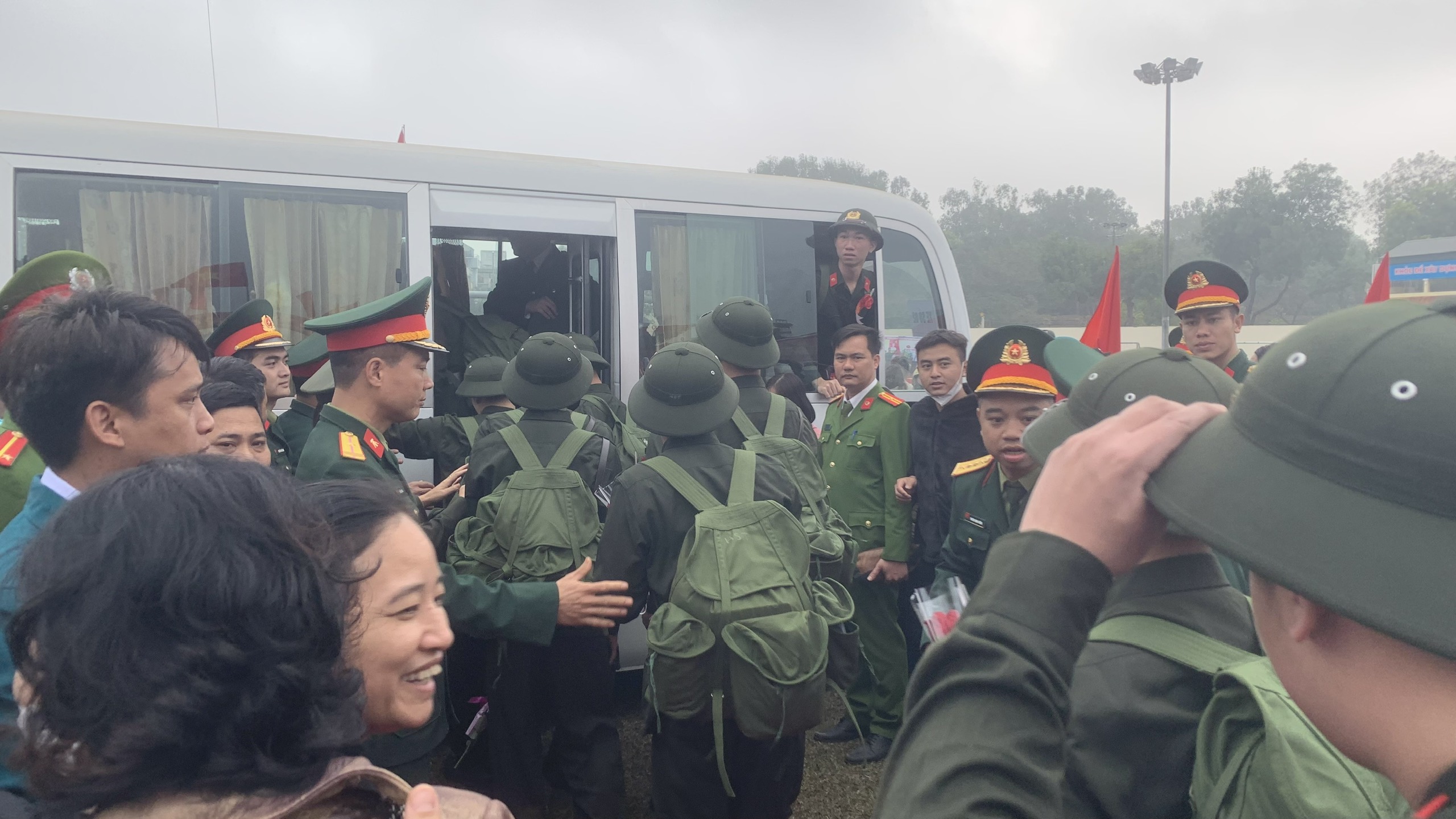 108 tân binh thị xã Sơn Tây lên đường nhập ngũ - ảnh 11
