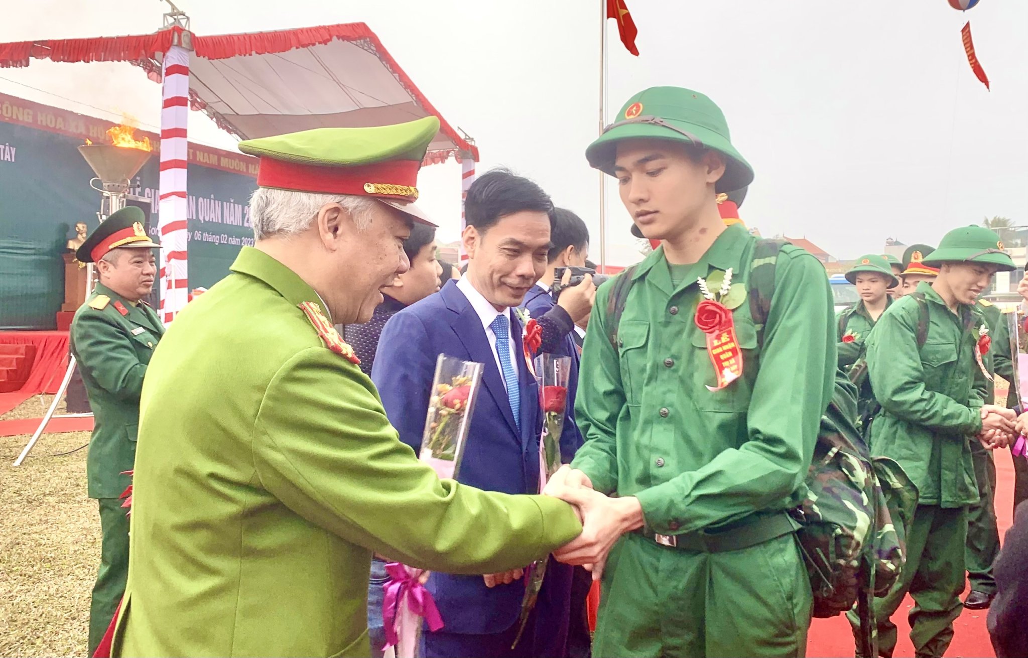108 tân binh thị xã Sơn Tây lên đường nhập ngũ - ảnh 8