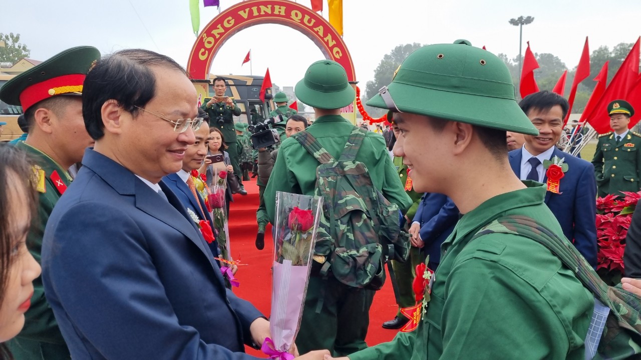 108 tân binh thị xã Sơn Tây lên đường nhập ngũ - ảnh 5