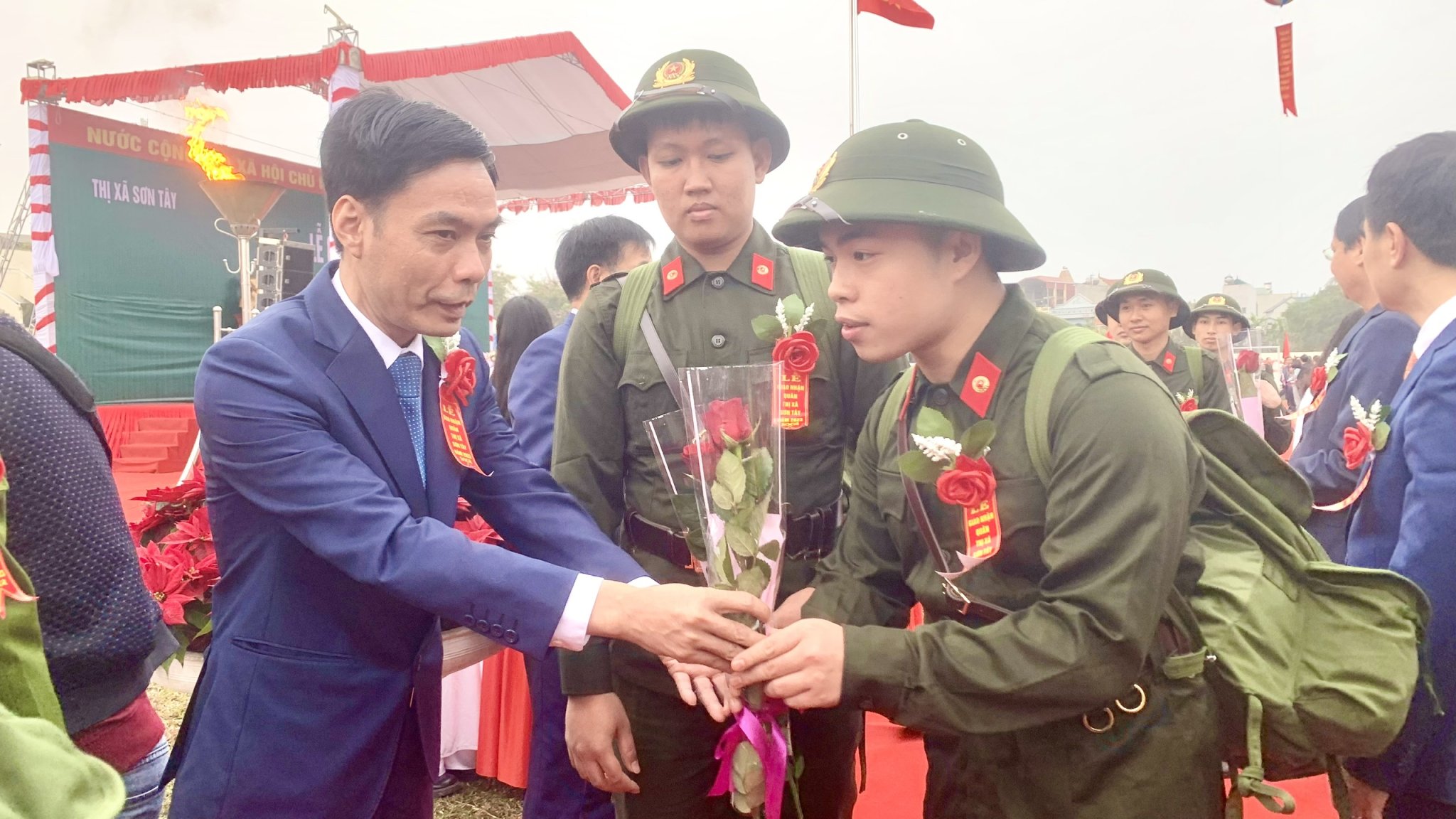 108 tân binh thị xã Sơn Tây lên đường nhập ngũ - ảnh 7