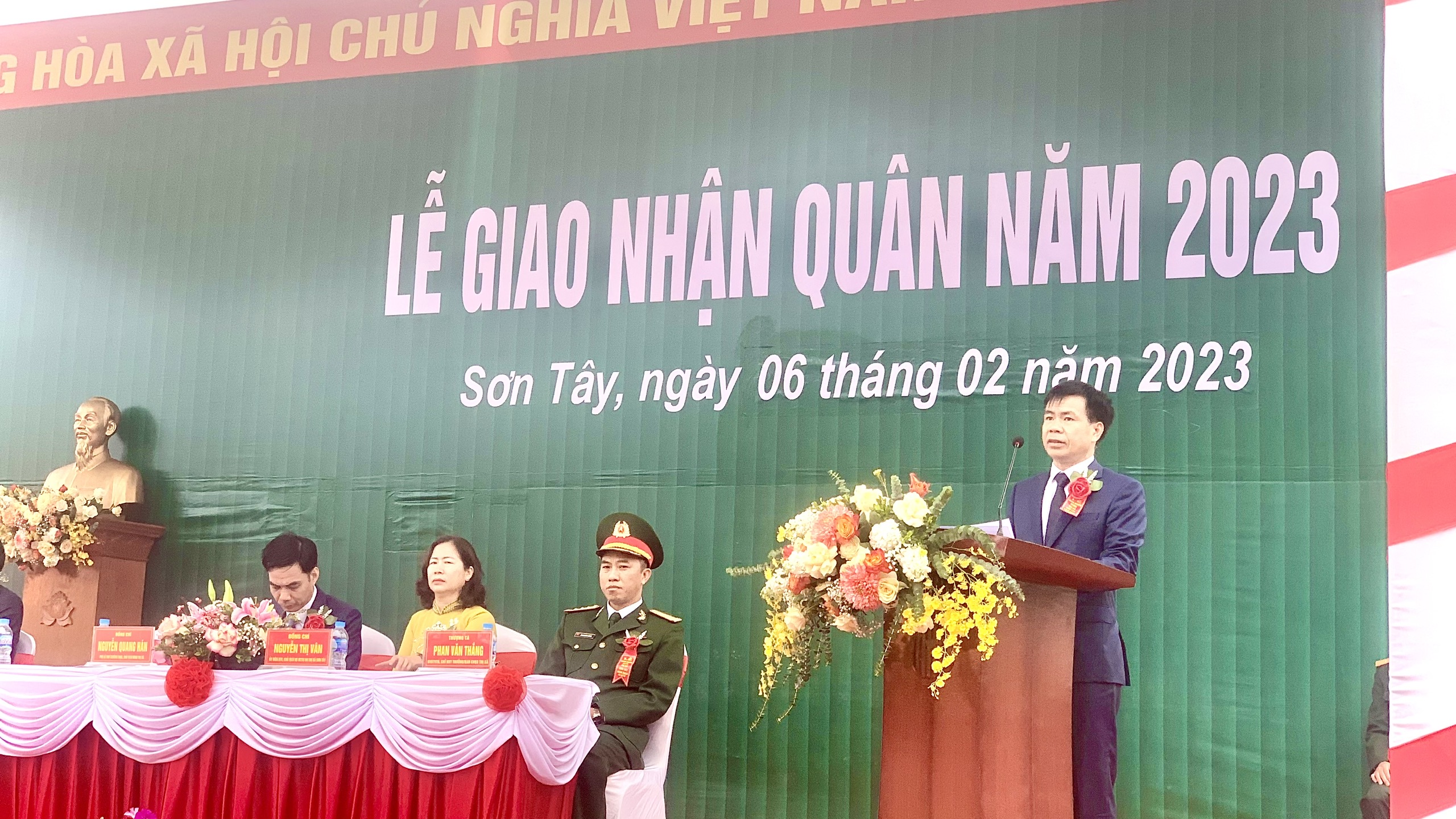 108 tân binh thị xã Sơn Tây lên đường nhập ngũ - ảnh 1