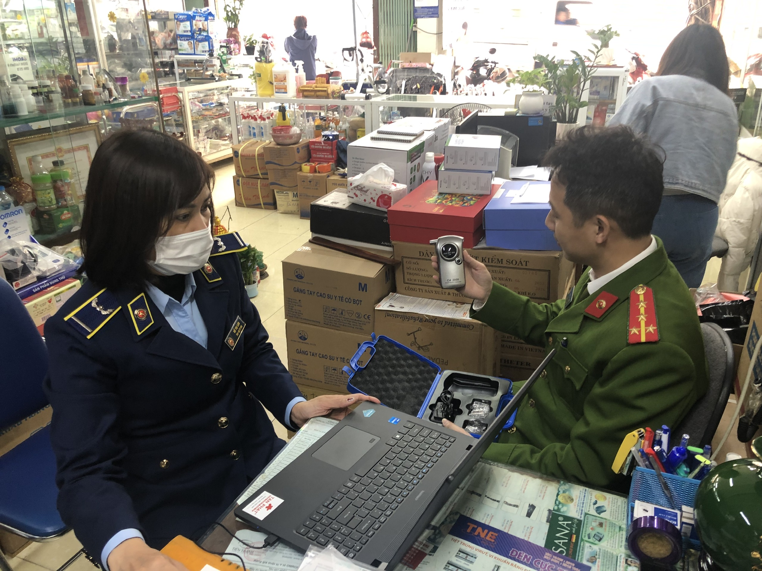 Hà Nội: Phát hiện 2 cơ sở kinh doanh thiết bị đo nồng độ cồn nhập lậu - ảnh 1